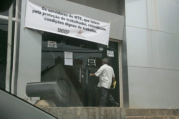 Servidores federais realizam manifestação para reivindicar por melhores condições de trabalho