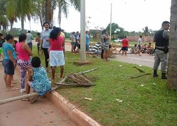 Moradores fecham trecho da Avenida Amadeo Barbosa em protesto