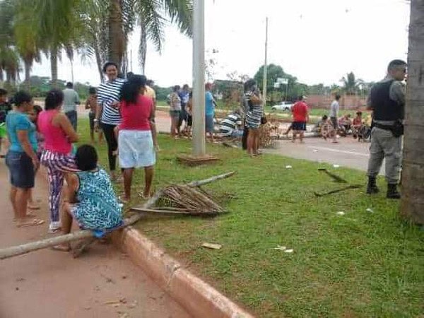 Moradores fecham trecho da Avenida Amadeo Barbosa em protesto