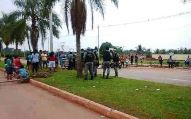 Moradores fecham trecho da Avenida Amadeo Barbosa em protesto