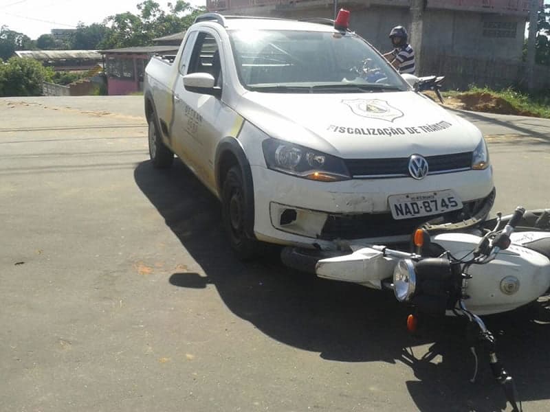 Motociclista teria invadido a contramão, causando o choque com carro da Ciretran