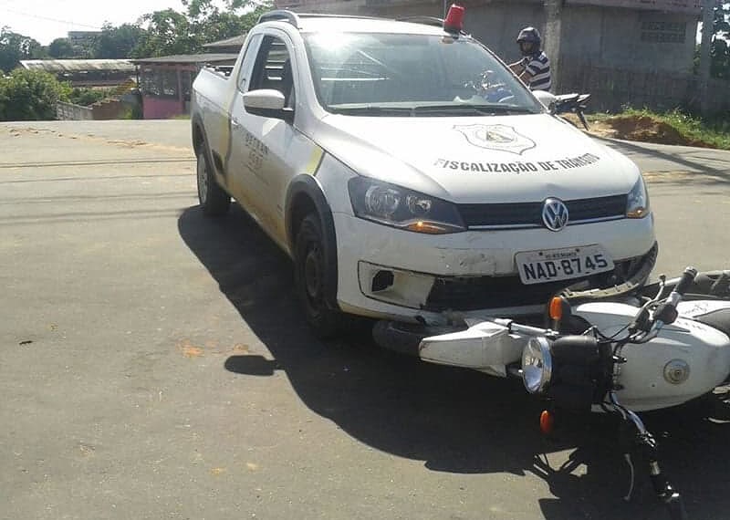 Motociclista teria invadido a contramão, causando o choque com carro da Ciretran