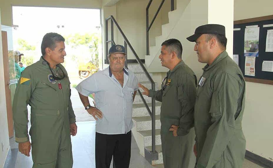 Jonas Guilherme com parte da equipe do Centro de Operações Aéreas: gesto de gratidão