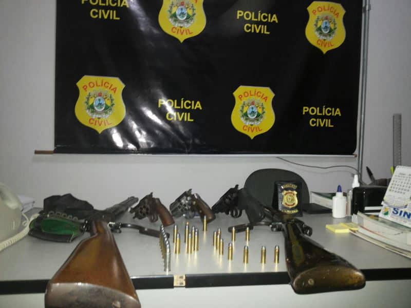 Dinheiro, revólveres e rifles foram apreendidos com os indivíduos em Thaumaturgo