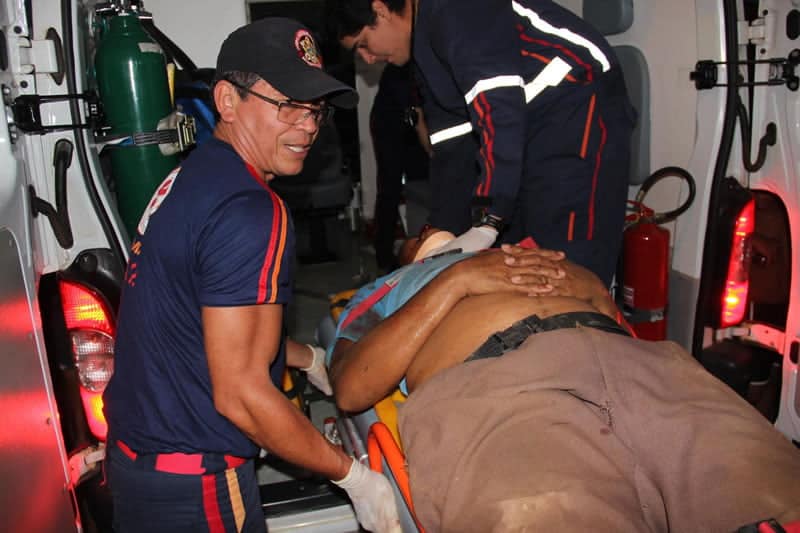 Homens do Samu socorrem vítima de choque que caiu de altura de sete metros