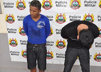 Polícia prende dois homens com arma de fogo