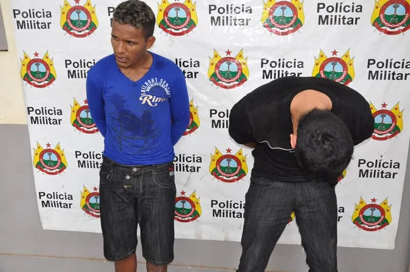 Polícia prende dois homens com arma de fogo