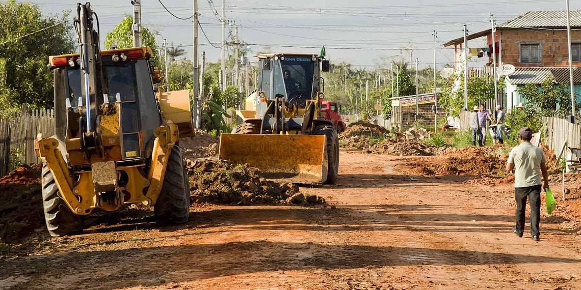Obras do Programa Ruas do Povo no Belo Jardim 1 e 2 recebem novos maquinários 1 Retroescavadeiras e pá-carregadeira em obras ontem