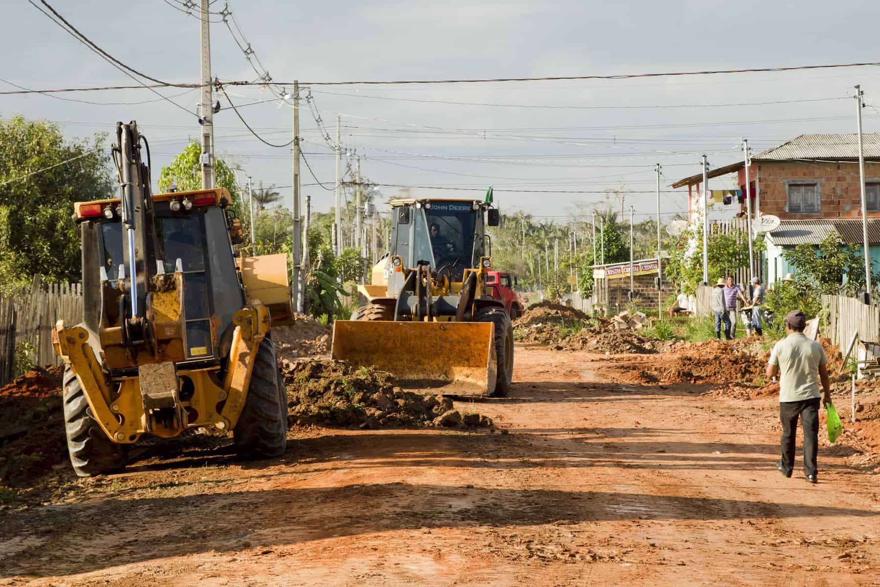 Obras do Programa Ruas do Povo no Belo Jardim 1 e 2 recebem novos maquinários 2 Retroescavadeiras e pá-carregadeira em obras ontem