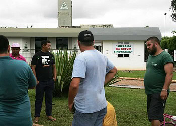 Servidores em momento de manifestação ontem