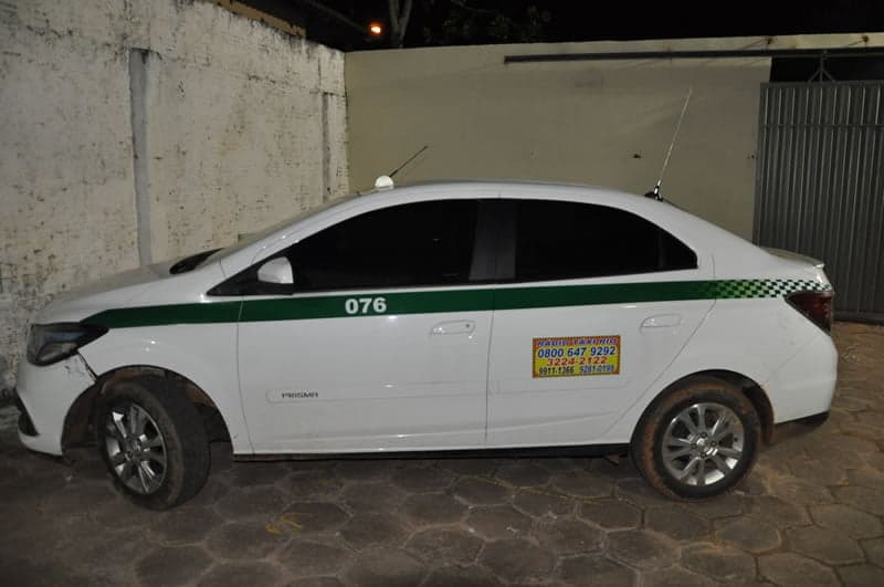 Taxista é assaltado e tem carro roubado 2 Assaltantes levaram o carro e cerca de mil reais