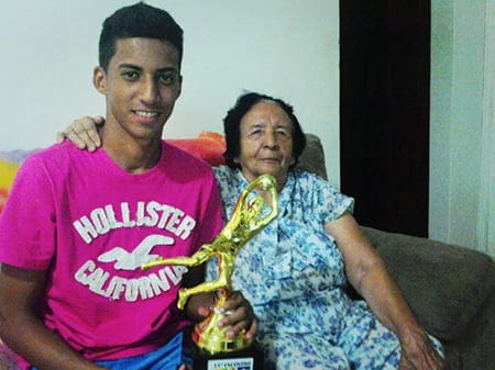 Thiago  Theodoro comemorando o título de melhor  goleiro e campeão do torneio Acre/Rondônia pelo Rio Branco  Futebol Clube com sua avó Maria  Theodoro.