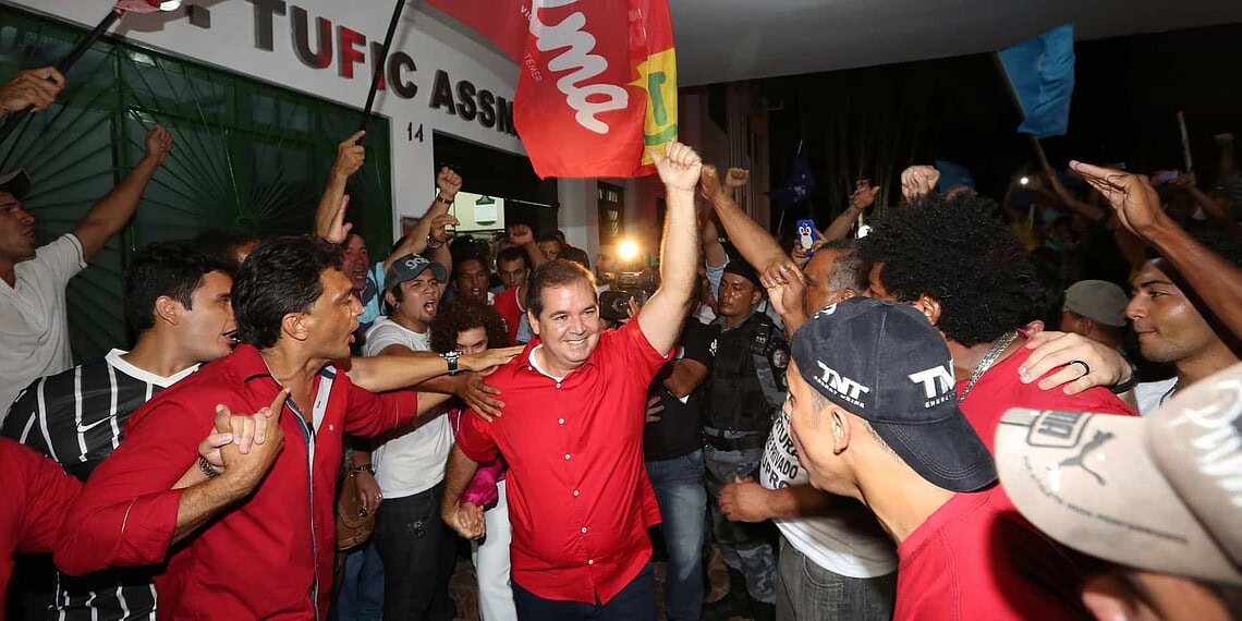 Candidato em celebração com cabos eleitorais após debate