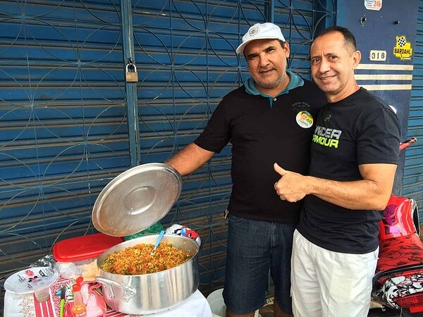 Vendedores ambulantes faturam renda extra durante eleição