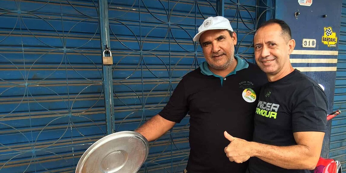 Vendedores ambulantes faturam renda extra durante eleição