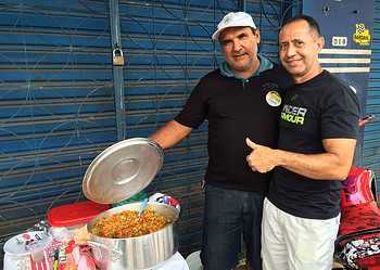 Vendedores ambulantes faturam renda extra durante eleição