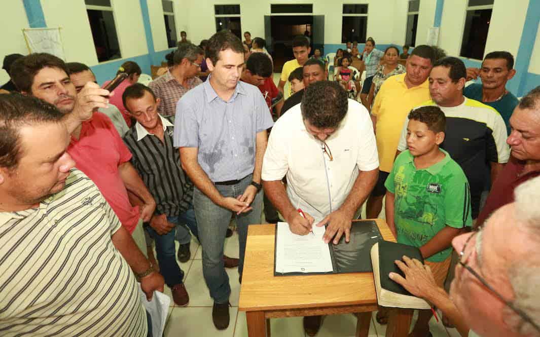 Prefeito Marcus Alexandre em parceria com a comunidade local, na sexta-feira