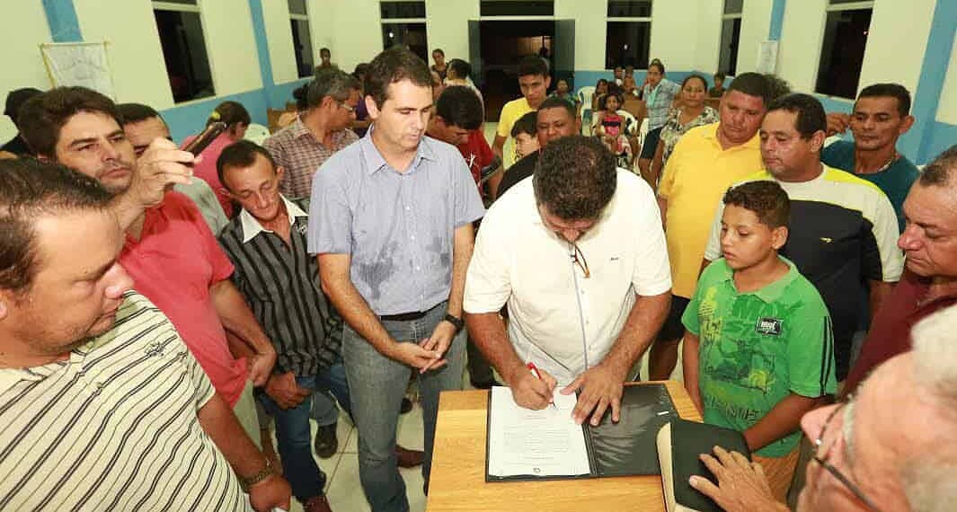 Prefeito Marcus Alexandre em parceria com a comunidade local, na sexta-feira