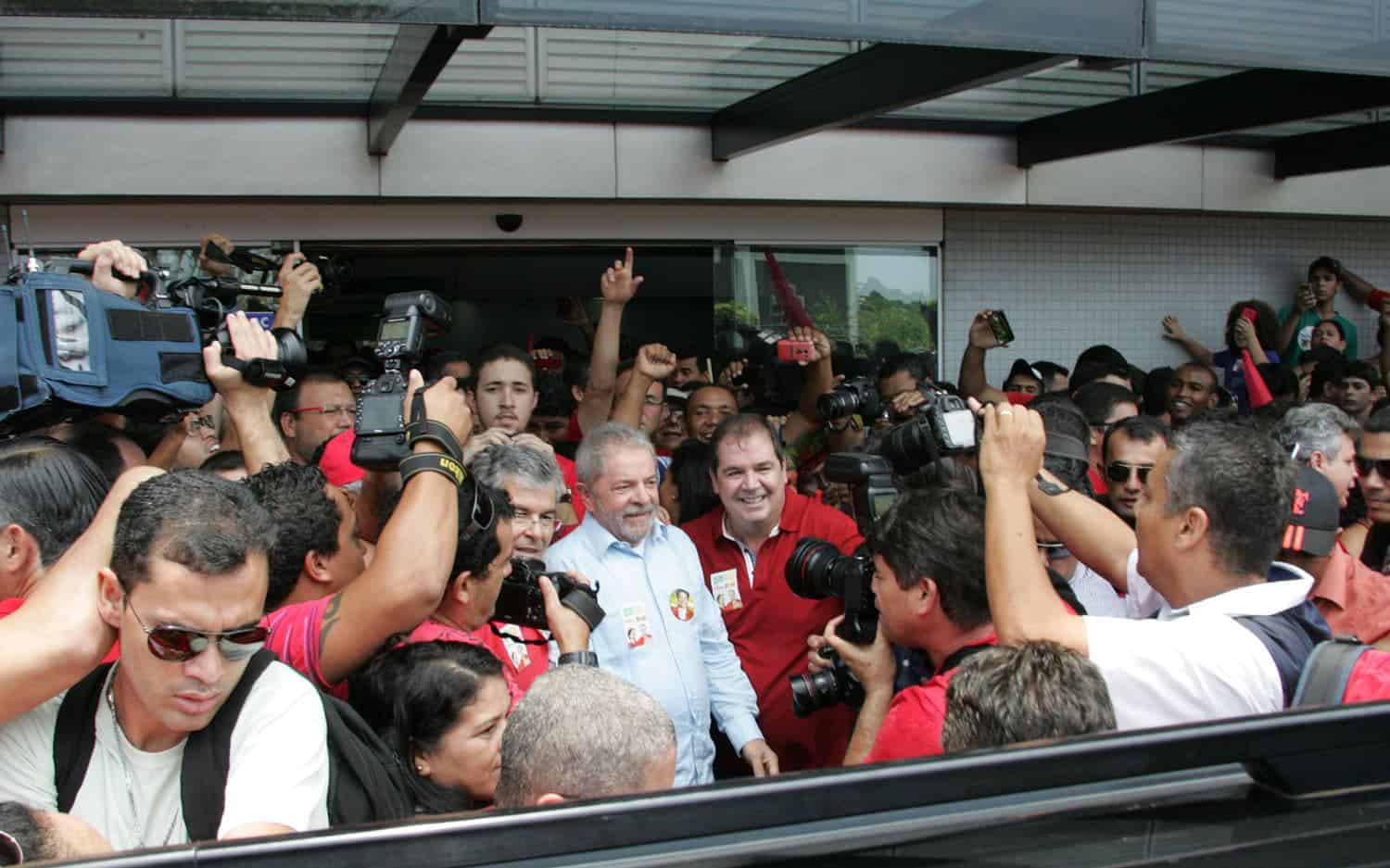 Ex-presidente foi recebido com festa no saguão do Aeroporto Plácido de Castro 