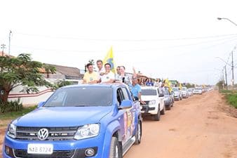 Bittar e Gladson fazem carreata na Vila Acre e chamam a atenção pelo número de carros