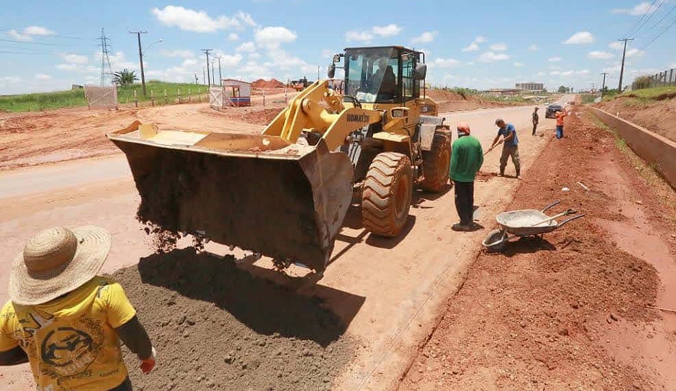 Máquina e operários em obra na periferia de Rio Branco