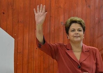 Em campanha acirrada, Dilma Rousseff é reeleita presidente do Brasil