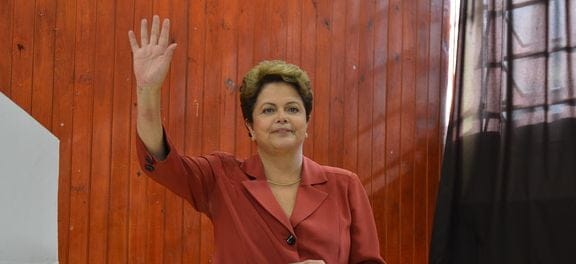 Em campanha acirrada, Dilma Rousseff é reeleita presidente do Brasil
