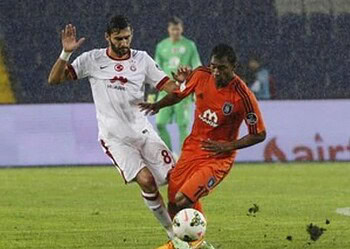 O meia-atacante acreano Doka Madureira fez um dos gols do Istambul em cima do Galatasaray, no futebol turco