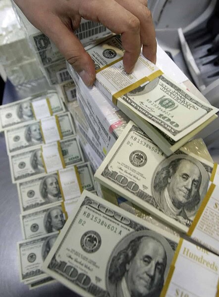 Dólar sobe mais de 2% e volta a superar R$ 2,45 no pregão