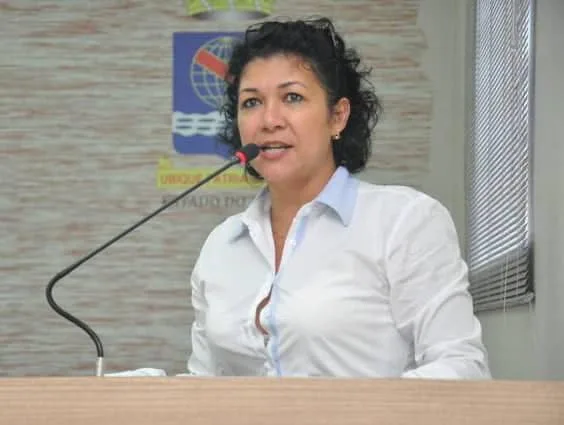 Eliane Sinhasique agradece pelos 4.138 votos em ato no calçadão do Terminal Urbano