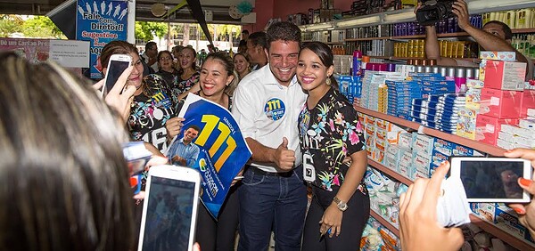 Gladson recebe declarações de apoio para o Senado nas ruas de Rio Branco