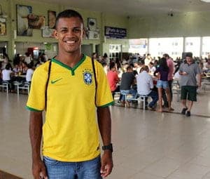 Sem clube e sem emprego, Gessé vira estudante e aguarda lista do Puskas 2 Gessé aguarda lista do prêmio de gol mais bonito