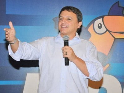 Candidato fala para militantes tucanos após 1º turno