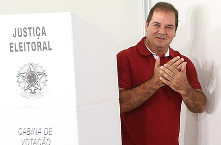 CURSOS 1 FLASH - A foto é do Sérgio Vale e retrata o sentimento de gratidão, compromisso e amor ao Acre do governador reeleito Tião Viana. Durante a campanha, Tião se propôs a dar continuidade a programas estabelecidos nos primeiros quatro anos de mandato, como a construção de casas e pavimentação, manutenção e urbanização de rodovias, estradas, ramais, bem como o programa Ruas do Povo.
