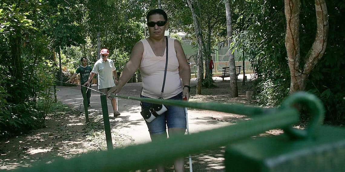 Frequentadora do parque utiliza guias para passear