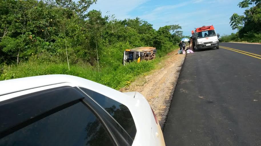 Ônibus cai em barranco ao tentar desviar de caminhão na Estrada de Sena 3