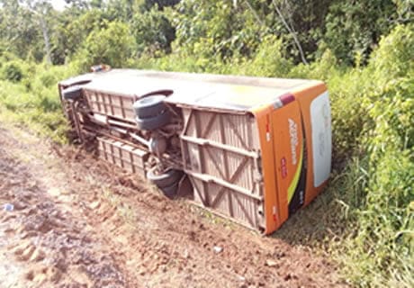 Ônibus cai em barranco ao tentar desviar de caminhão na Estrada de Sena