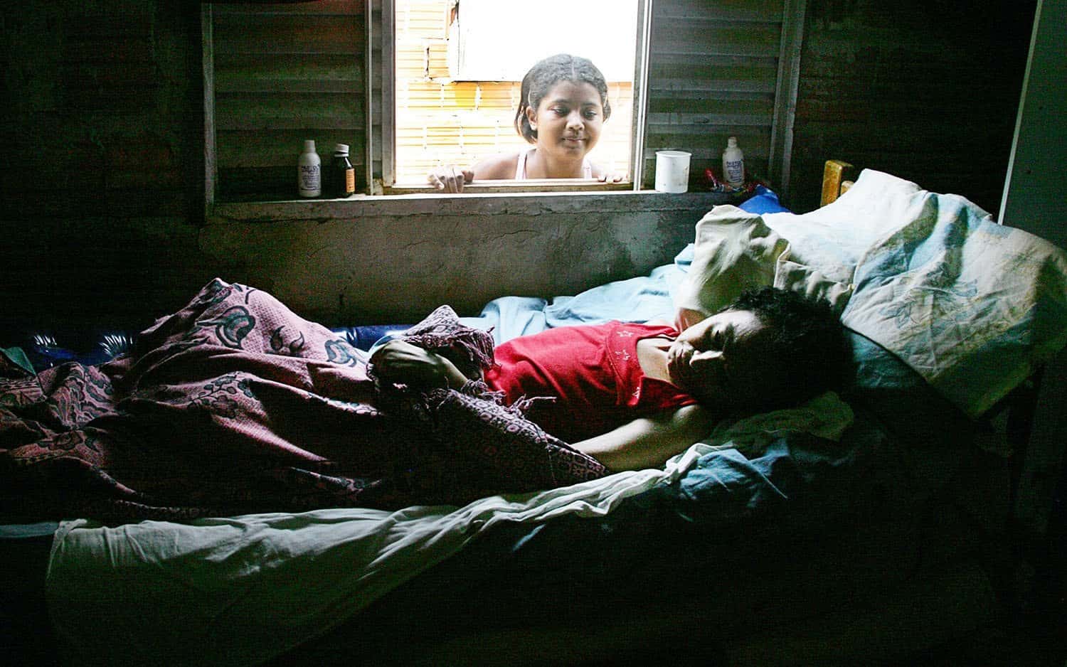 Se antes, as Marias [a Rosângela e a do Nascimento] sentiam o drama da falta de assistência, hoje, Rosângela vive mais tranquila sob o olhar feliz da irmã na janela 