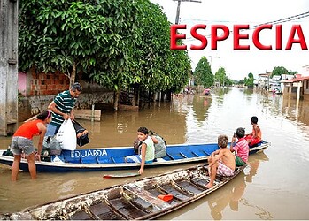 Menino brinca, enquanto espera o pai embarcar, no cruzamento da Rua João Pessoa com a Benjamin Constant