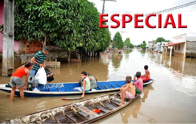Menino brinca, enquanto espera o pai embarcar, no cruzamento da Rua João Pessoa com a Benjamin Constant