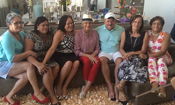 No dia 16 de novembro, domingo, Ló Braga ganhou almoço para festejar seu aniversário. Na foto, a aniversariante está ladeada pelos irmãos para celebrar a vida!!!!