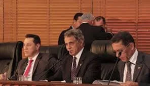 Mesa Diretora da Assembleia na noite de quinta-feira