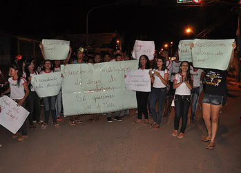 Alunos da escola Lourenço Filho fecham Av. Getúlio Vargas em protesto