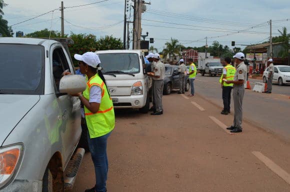 Blitz educativa sendo realizada na rodovia AC-40