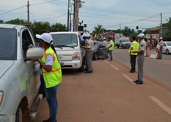 Blitz educativa sendo realizada na rodovia AC-40