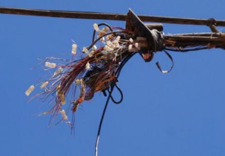 Cabos de fibra ótica são furtados e deixam bancos sem sistema no Centro 1 Função dos cabos era transmitir dados até os bancos