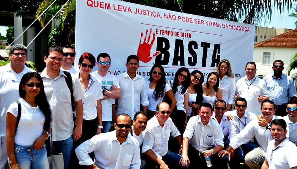 Oficiais de justiça fazem manifestação no Centro