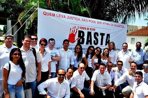 Oficiais de justiça fazem manifestação no Centro