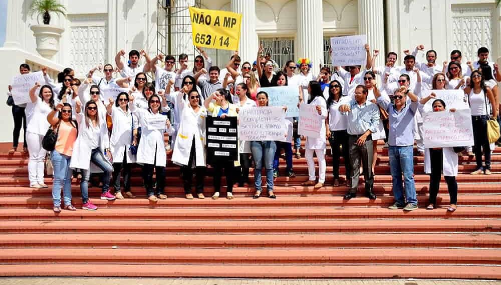 Farmacêuticos realizam manifestação contra MP 653
