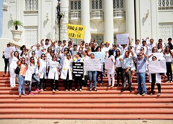 Farmacêuticos realizam manifestação contra MP 653